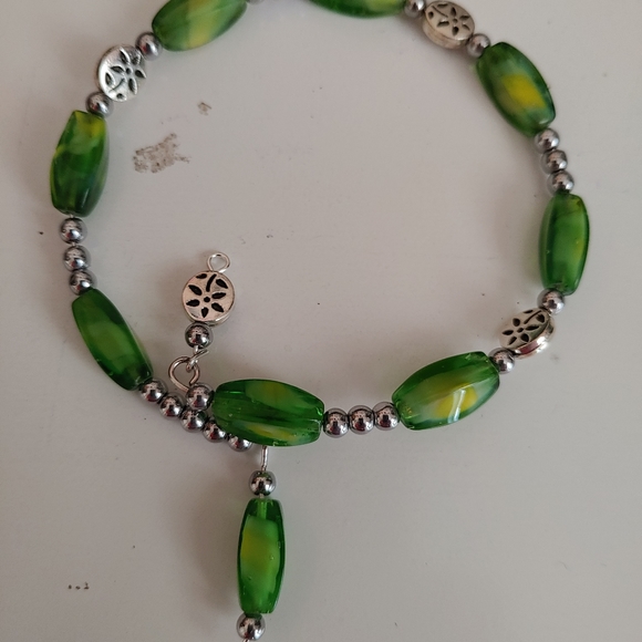 Handcrafted green and yellow glass beaded bracelet - Picture 2 of 3